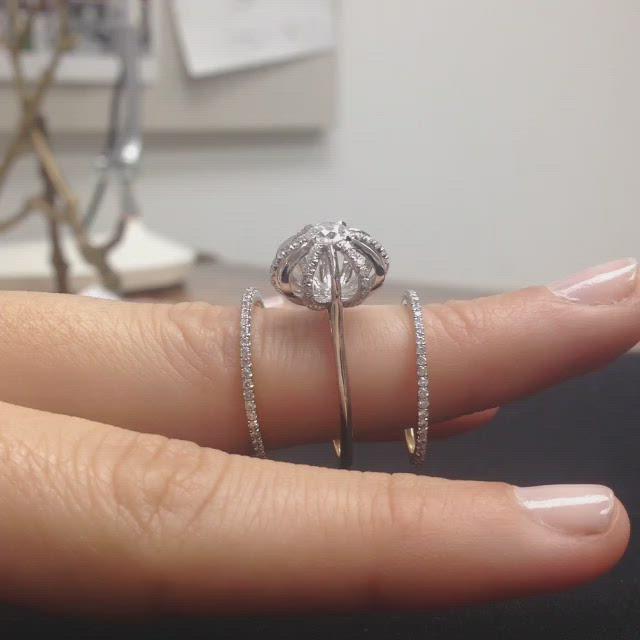 
                  
                    Load and play video in Gallery viewer, Platinum Signature Diamond Snowflake Three Ring Set with Round Center Diamond
                  
                